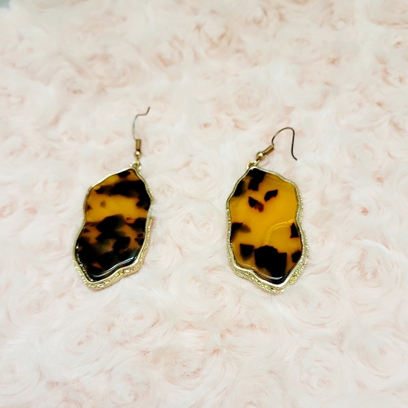 A stunning and eye-catching gold leopard necklace and earring set, complemented - Picture 5 of 12